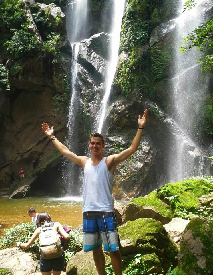 学生在泰国清迈的瀑布前